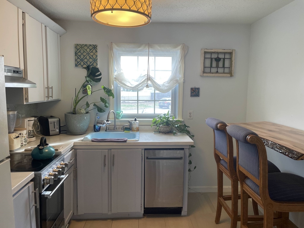 2 bed, 1 bath apartment for rent at 32 Colony Rd Unit 1A, West Springfield — photo 3 of 9