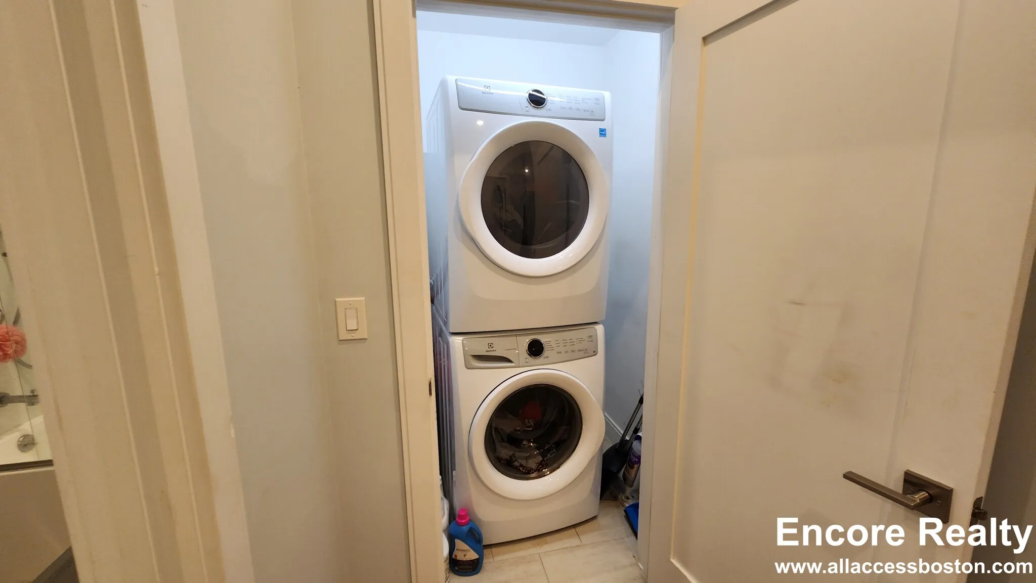 2 bed, 2 bath apartment for rent at 32 Cummins Highway Unit 2, Roslindale — photo 28 of 41