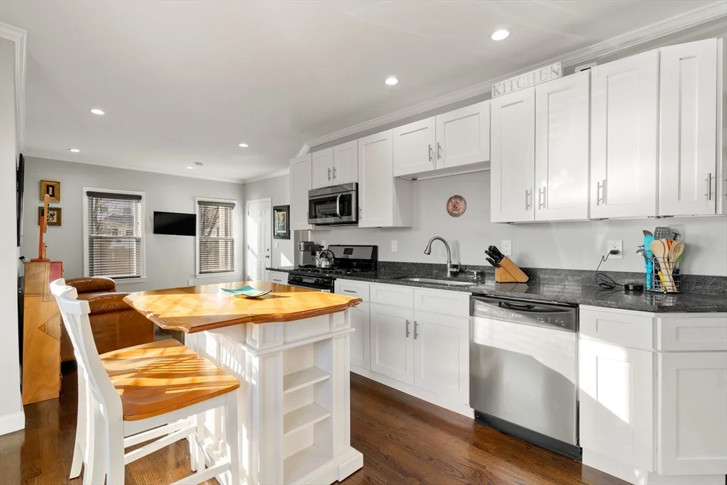 2 bed, 1 bath apartment for rent at 32 E Chestnut St Unit 32, Sharon — photo 4 of 14