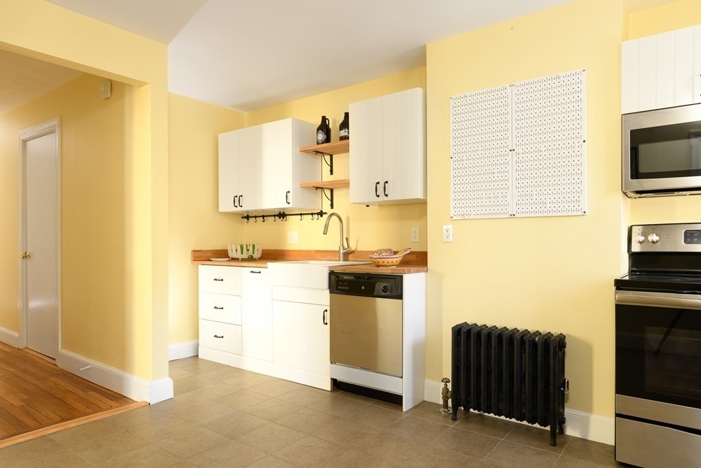 3 bed, 1 bath apartment for rent at 32 Eustis Unit 32, Baldwin — photo 3 of 10