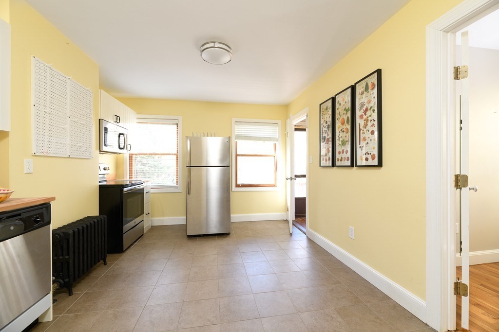 3 bed, 1 bath apartment for rent at 32 Eustis Unit 32, Baldwin — photo 4 of 10