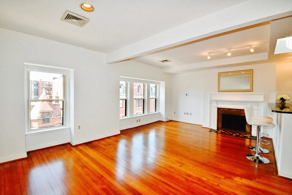 1 bed, 1 bath apartment for rent at 32 Fairfield Unit 7, Back Bay — photo 1 of 16