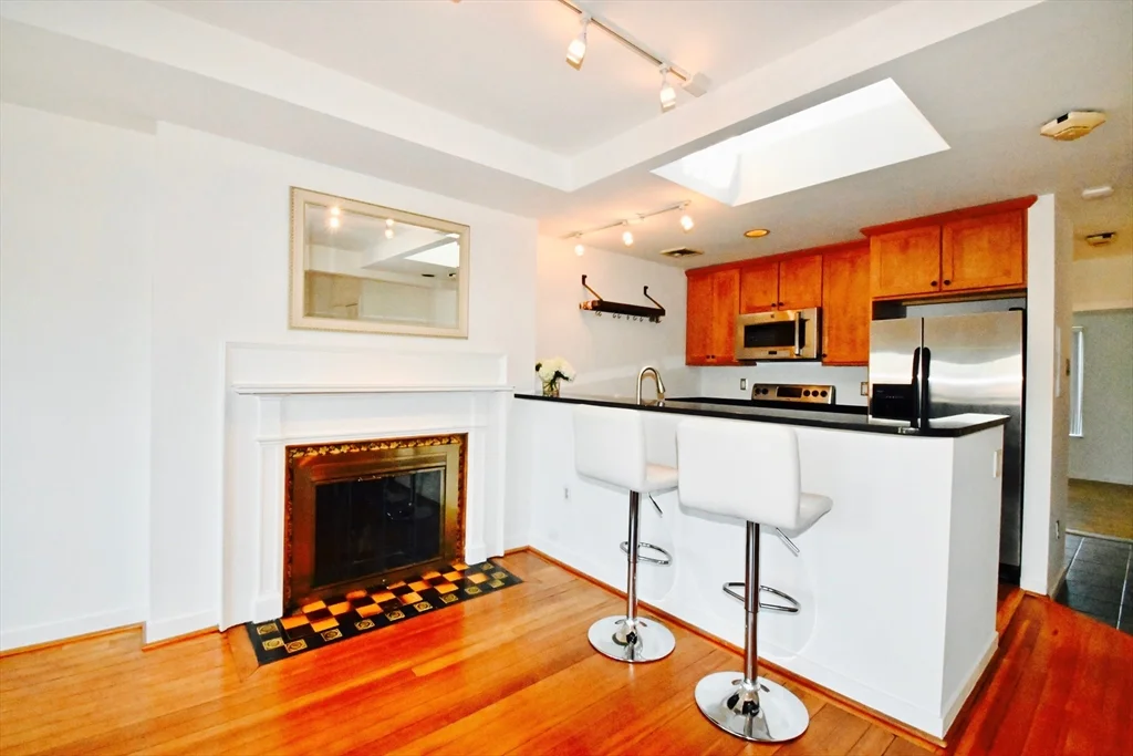 1 bed, 1 bath apartment for rent at 32 Fairfield Unit 7, Back Bay — photo 3 of 16