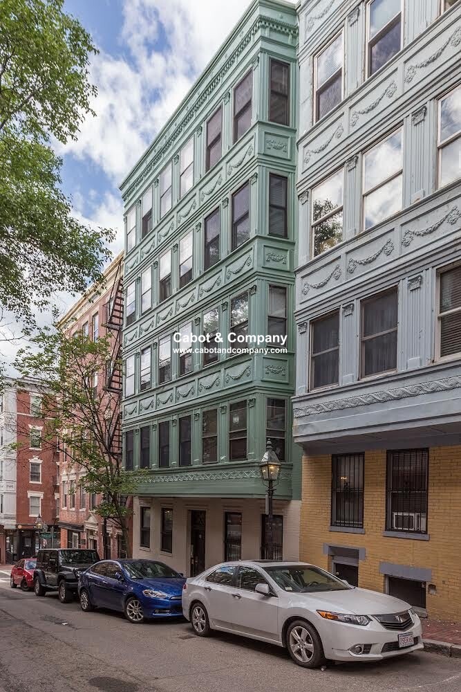 1 bed, 1 bath apartment for rent at 32 Grove St Unit 4, Beacon Hill