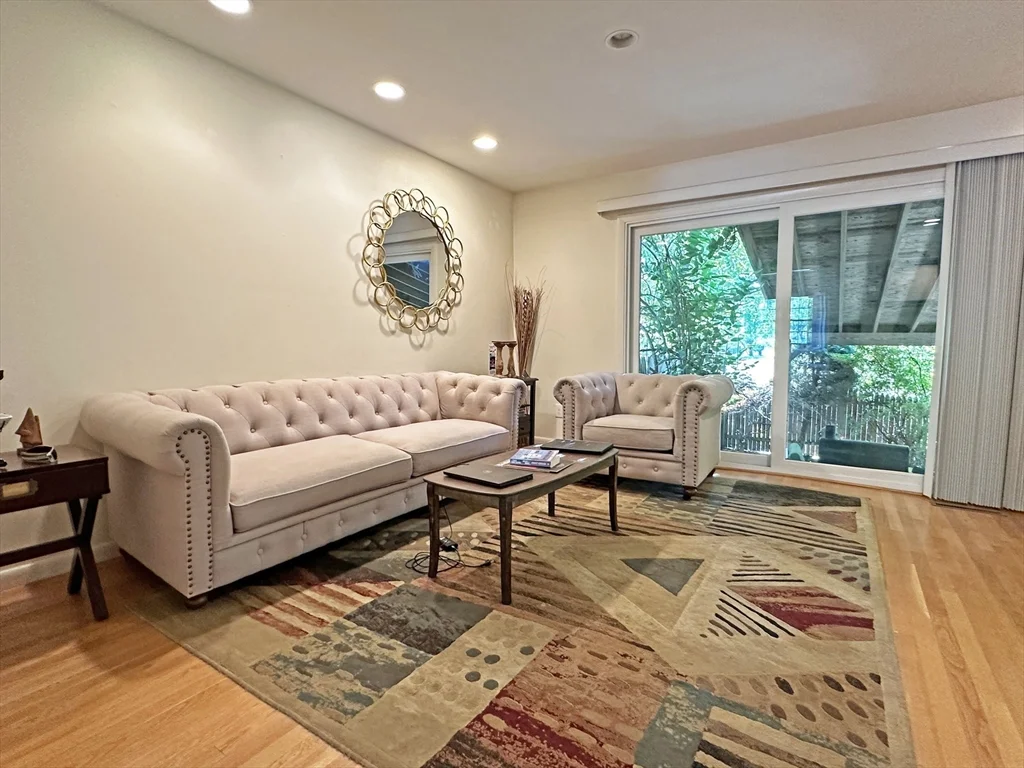 3 bed, 2 bath apartment for rent at 32 Hammond Pond Pkwy Unit 32, Chestnut Hill — photo 4 of 24