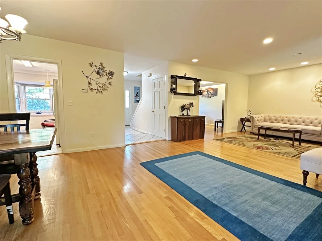 3 bed, 2 bath apartment for rent at 32 Hammond Pond Pkwy Unit 32, Chestnut Hill — photo 5 of 24
