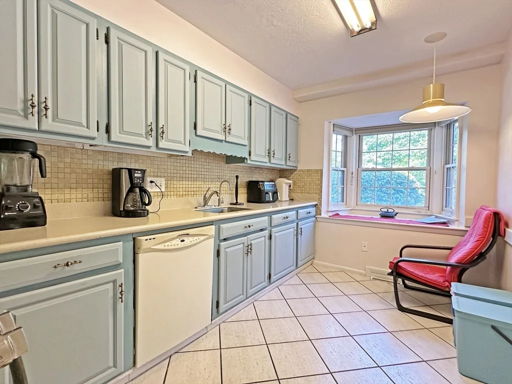 3 bed, 2 bath apartment for rent at 32 Hammond Pond Pkwy Unit 32, Chestnut Hill — photo 8 of 24