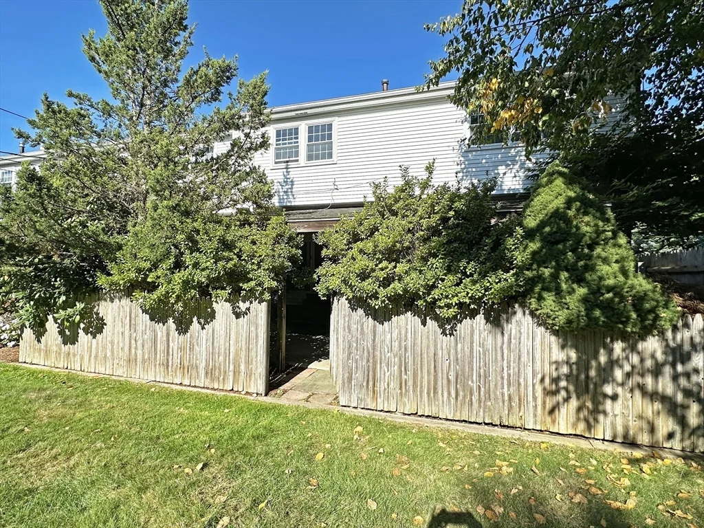 3 bed, 2 bath apartment for rent at 32 Hammond Pond Pkwy Unit 32, Chestnut Hill — photo 19 of 24