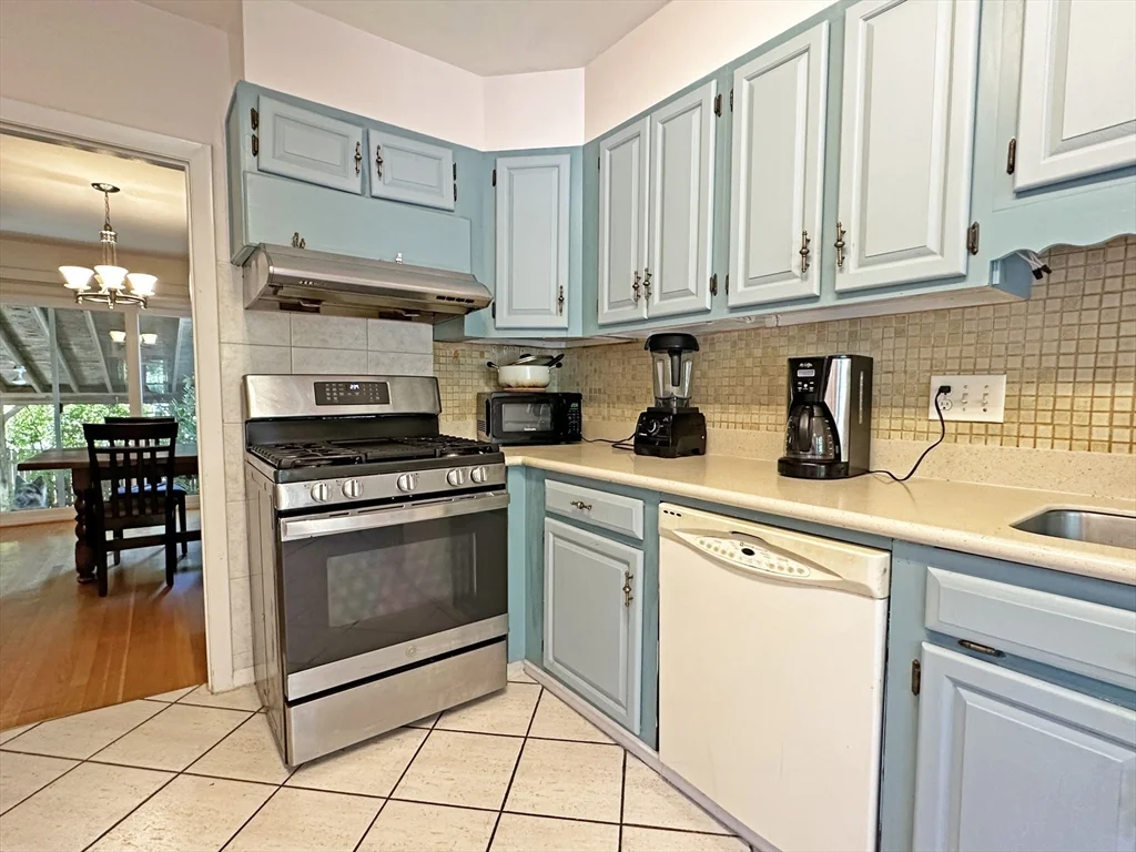 3 bed, 2 bath apartment for rent at 32 Hammond Pond Pkwy Unit 32, Chestnut Hill — photo 7 of 24