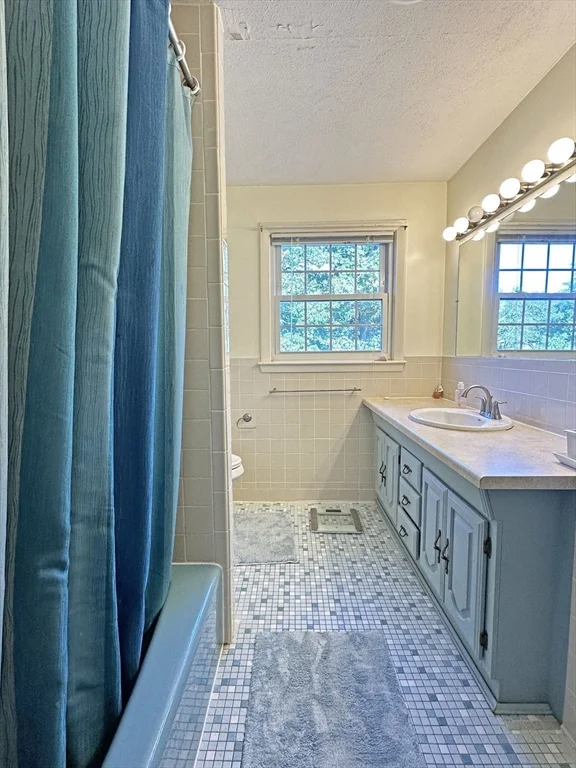 3 bed, 2 bath apartment for rent at 32 Hammond Pond Pkwy Unit 32, Chestnut Hill — photo 15 of 24