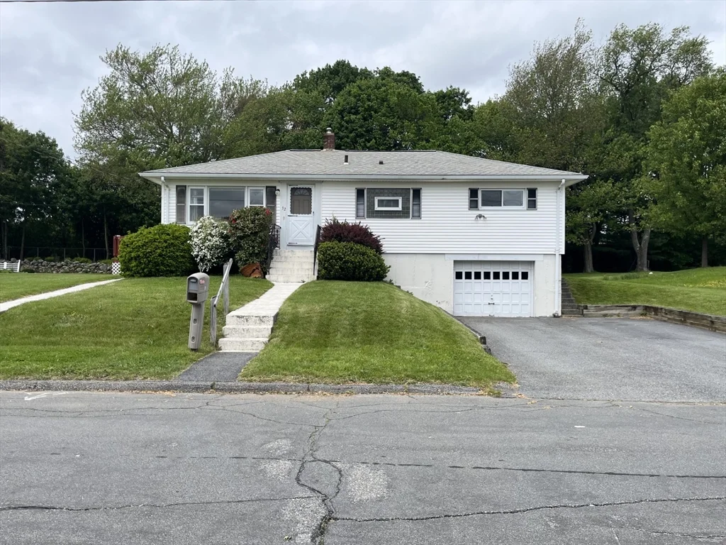 3 bed, 2 bath apartment for rent at 32 Harriet Ave, Shrewsbury