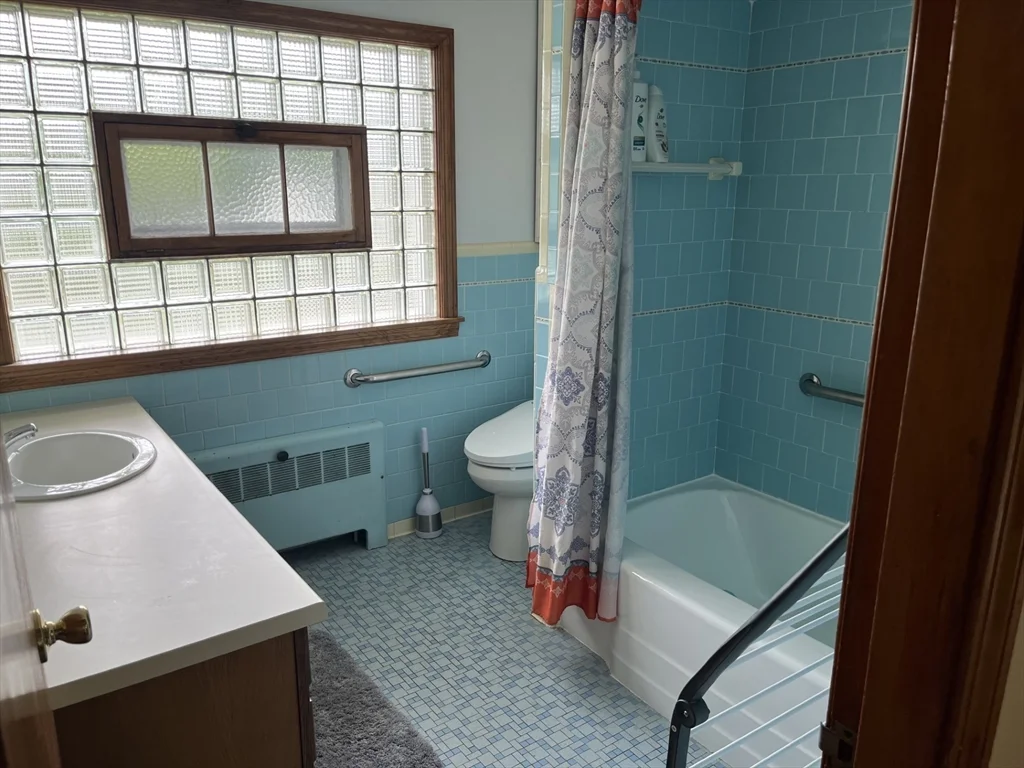 3 bed, 2 bath apartment for rent at 32 Harriet Ave, Shrewsbury — photo 6 of 10