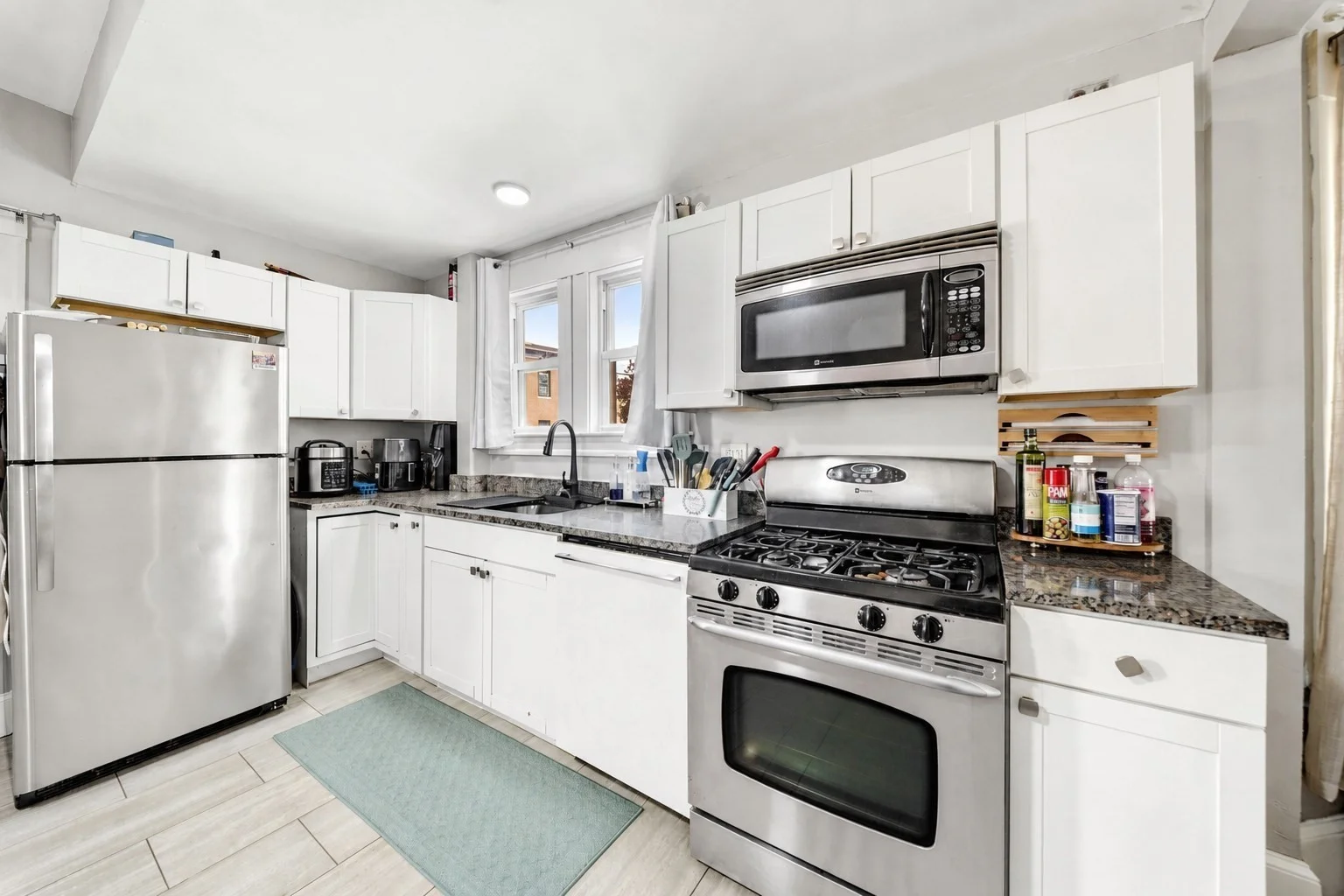 3 bed, 1 bath apartment for rent at 32 Irwin St Unit 1, Winthrop — photo 4 of 9