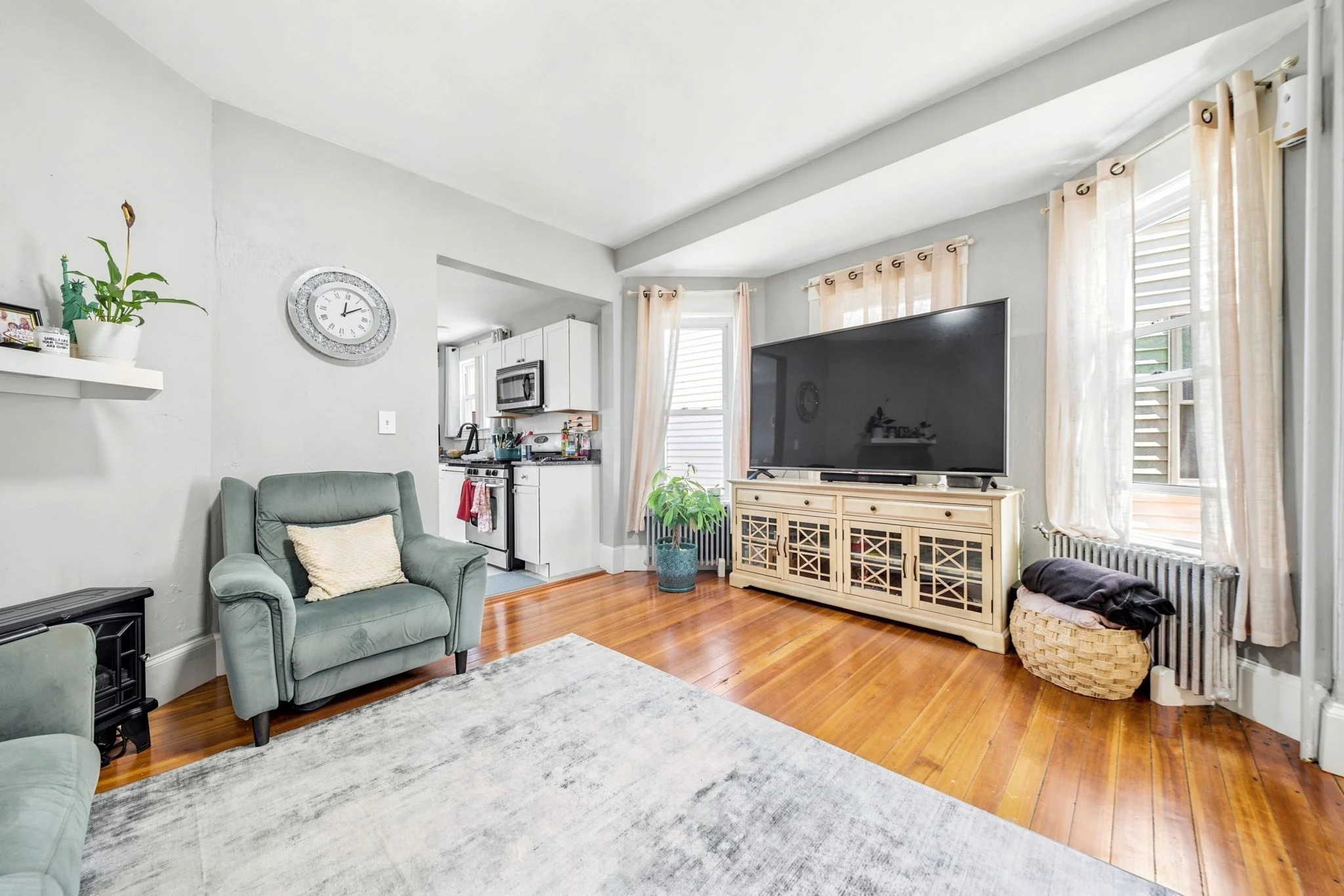 3 bed, 1 bath apartment for rent at 32 Irwin St Unit 1, Winthrop — photo 3 of 9