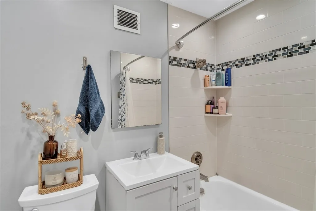 2 bed, 1 bath apartment for rent at 32 Juniper St Unit 91, Brookline Village — photo 13 of 17