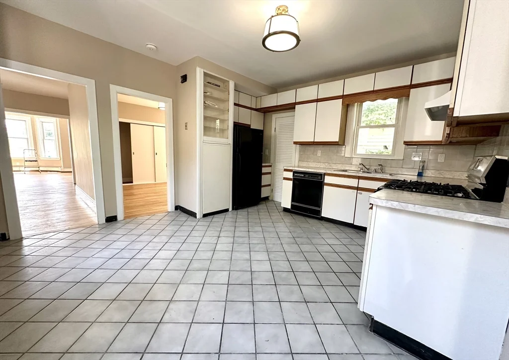 2 bed, 1 bath apartment for rent at 32 Louis St Unit 1, Bellingham Square — photo 4 of 10