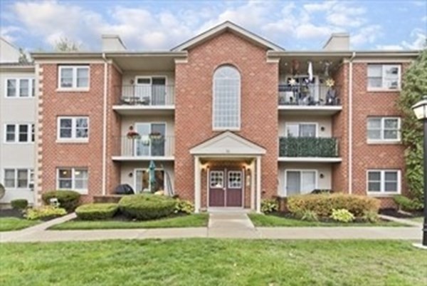 2 bed, 2 bath apartment for rent at 32 Maple Crest Cir Unit I, Holyoke — photo 2 of 23