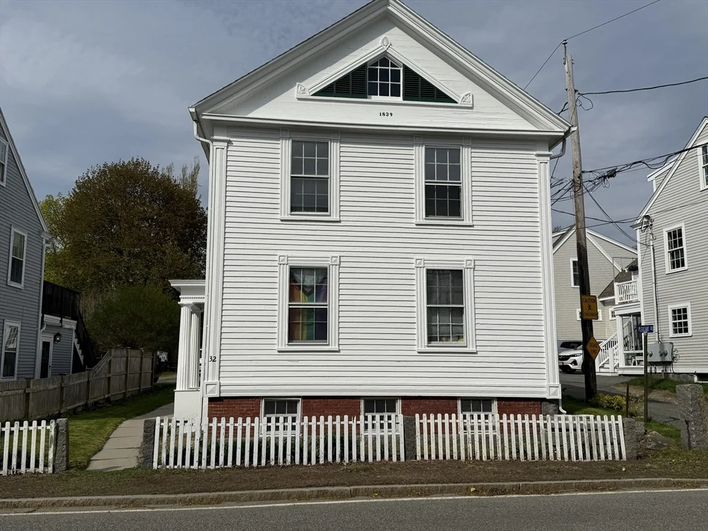 3 bed, 1 bath apartment for rent at 32 Mount Pleasant St Unit 1, Rockport — photo 2 of 2
