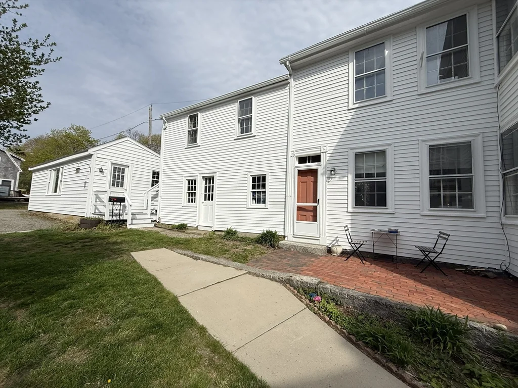 3 bed, 1 bath apartment for rent at 32 Mount Pleasant St Unit 1, Rockport — photo 1 of 2
