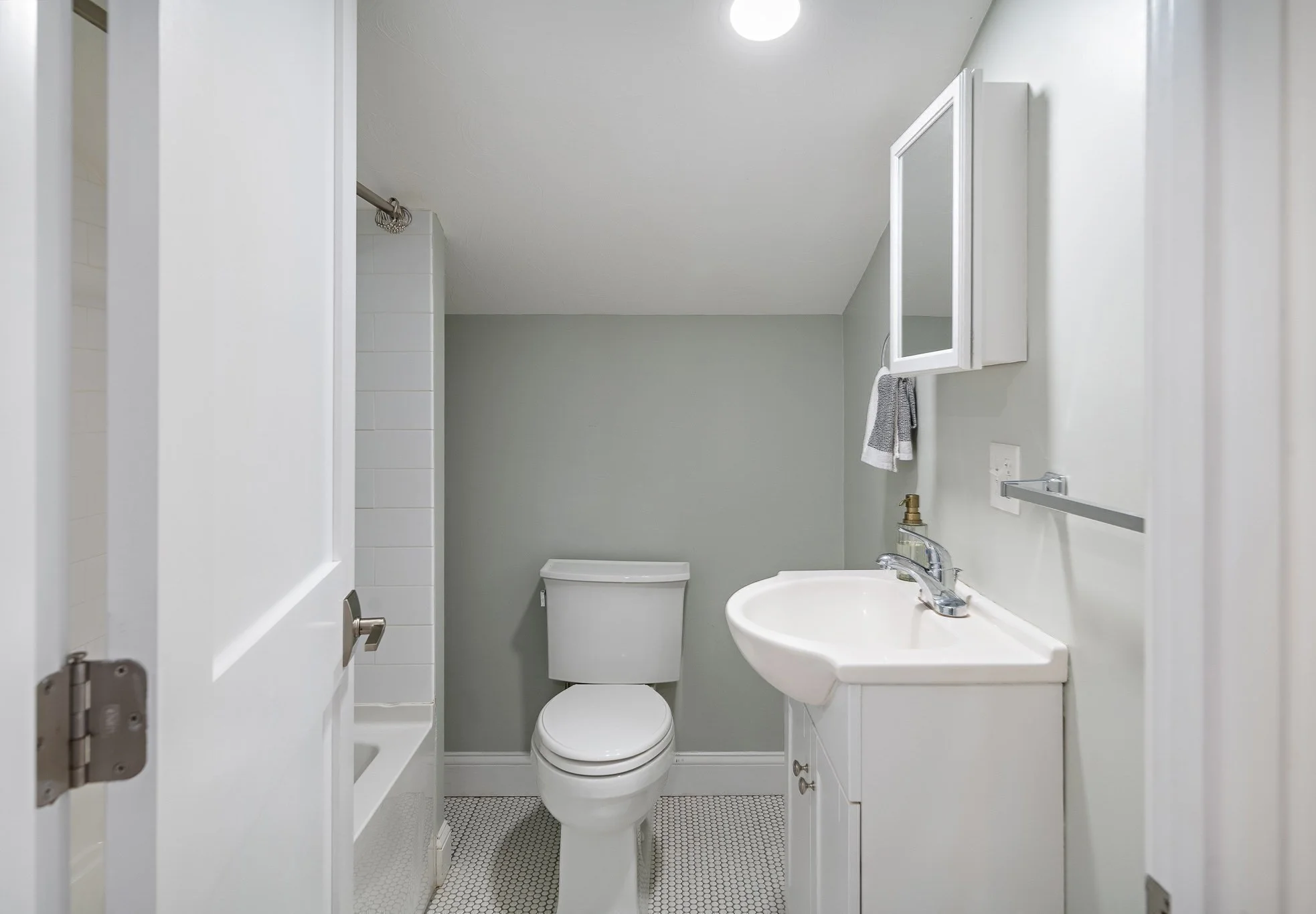 3 bed, 2 bath apartment for rent at 32 Oakland St Unit 32, Newton Corner — photo 11 of 15