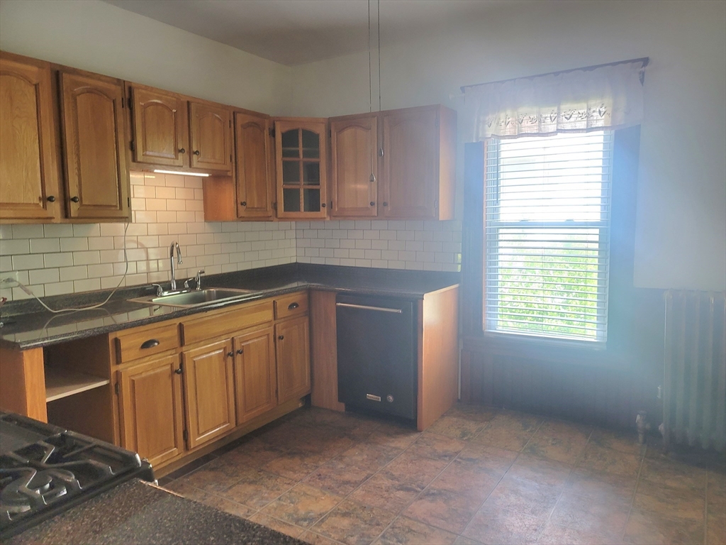 3 bed, 1 bath apartment for rent at 32 Paine St Unit 2, Worcester — photo 1 of 17
