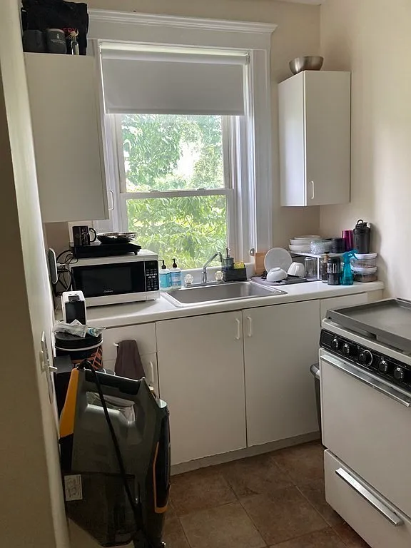 Studio bed, 1 bath apartment for rent at 32 Park Dr Unit 10, Fenway — photo 7 of 8
