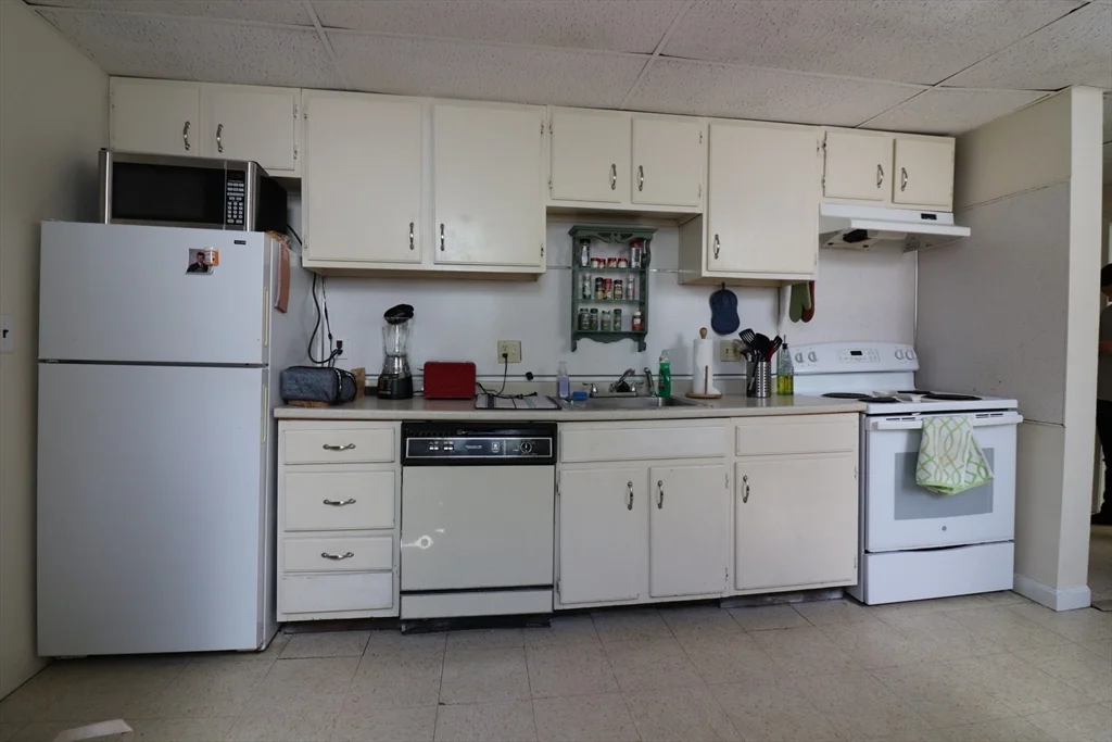 2 bed, 1 bath apartment for rent at 32 Park St Unit B3, Griggs Park — photo 3 of 12