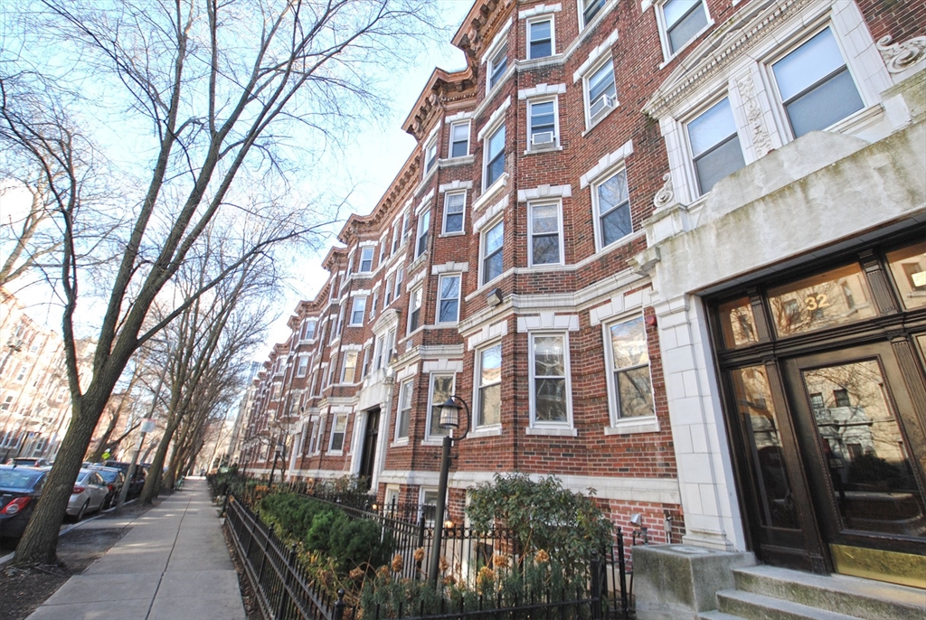 Studio bed, 1 bath apartment for rent at 32 Queensberry St Unit 01, Boston