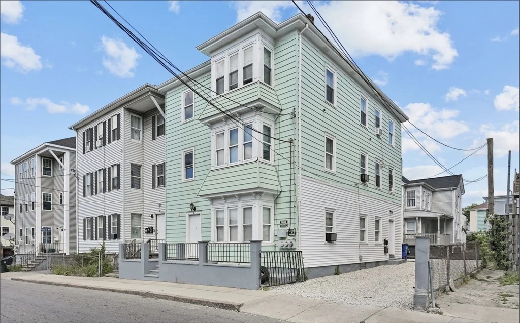 3 bed, 1 bath apartment for rent at 32 Quequechan St Unit 2, Fall River — photo 1 of 11