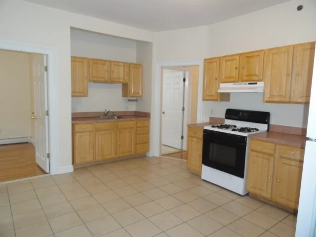 3 bed, 1 bath apartment for rent at 32 Rockland Ave Unit 1, West End — photo 2 of 19