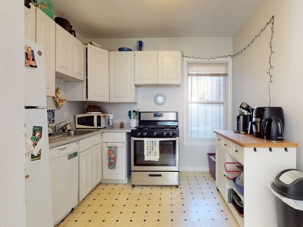 4 bed, 2 bath apartment for rent at 32 Huntington Ave Unit 1, Mission Hill — photo 5 of 17