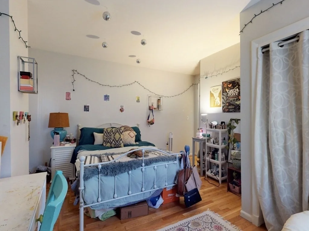 4 bed, 2 bath apartment for rent at 32 Huntington Ave Unit 1, Mission Hill — photo 7 of 17