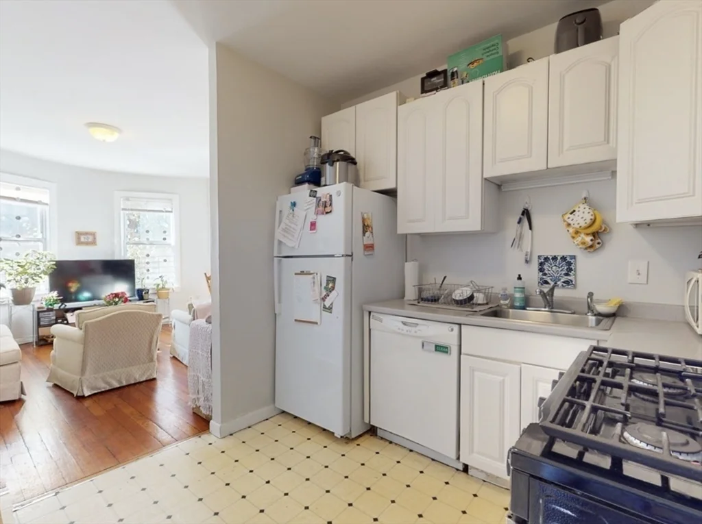 4 bed, 2 bath apartment for rent at 32 Huntington Ave Unit 1, Mission Hill — photo 4 of 17