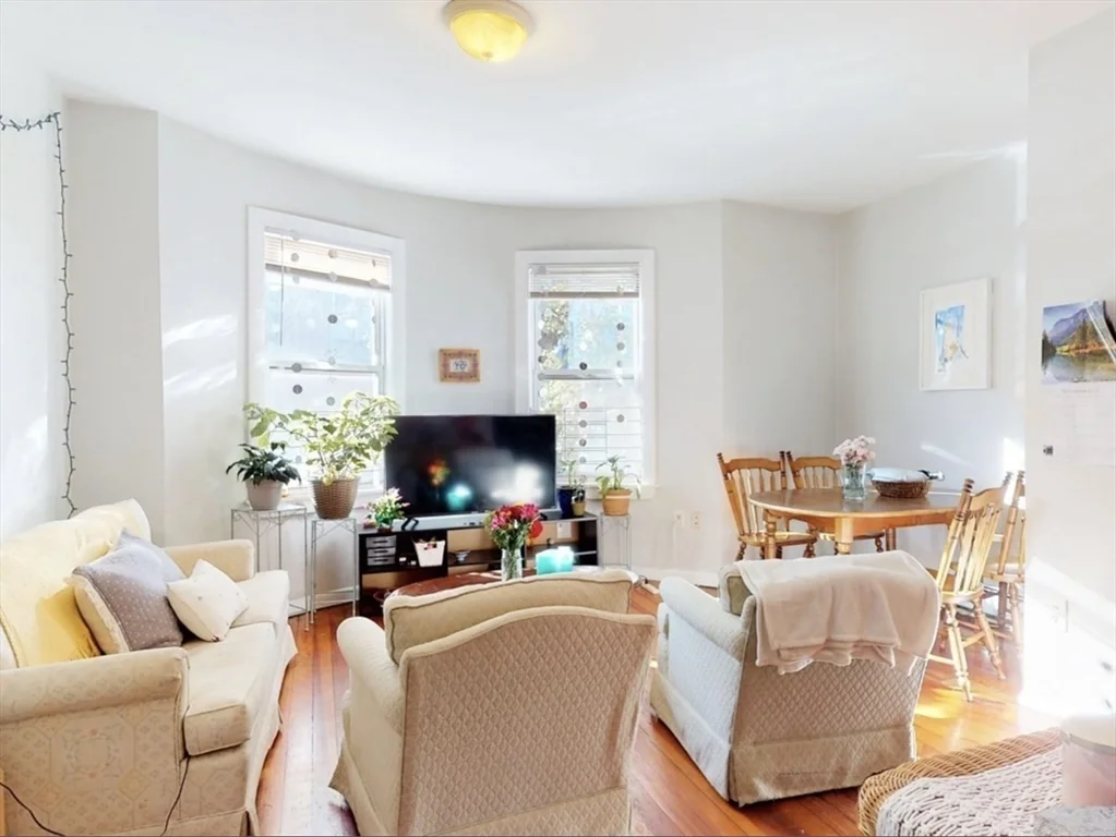 4 bed, 2 bath apartment for rent at 32 Huntington Ave Unit 1, Mission Hill — photo 2 of 17