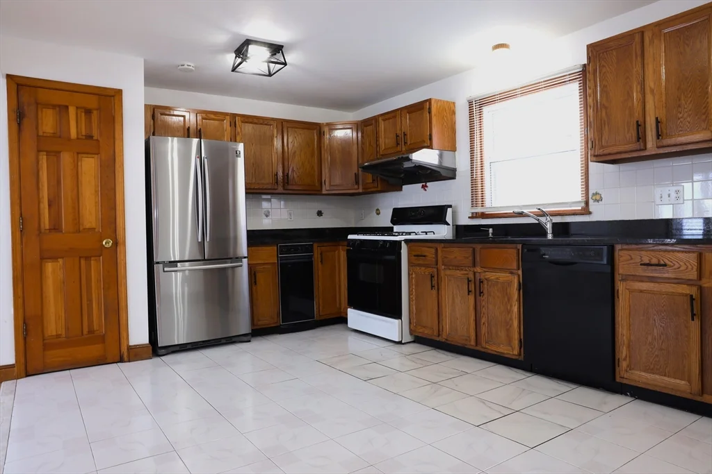 3 bed, 1 bath apartment for rent at 32 Saint Marks Rd Unit 1, Dorchester — photo 5 of 12