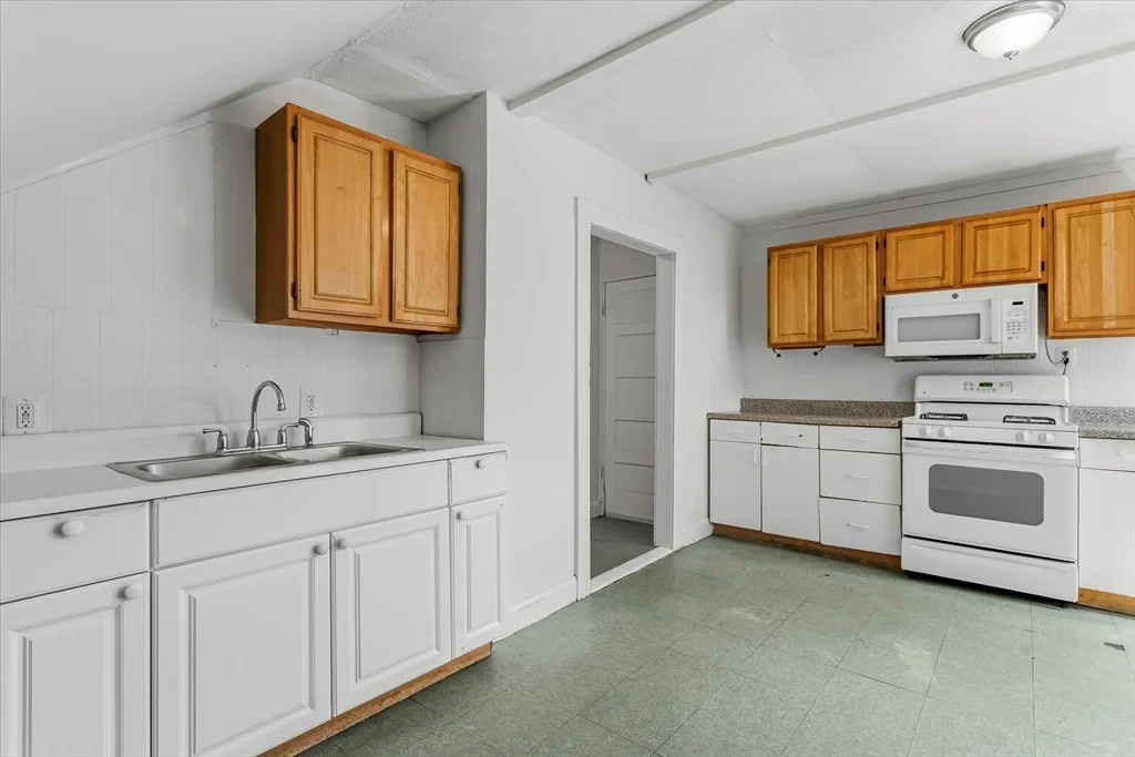 3 bed, 1 bath apartment for rent at 32 Salem St Unit 3, Salem — photo 5 of 18