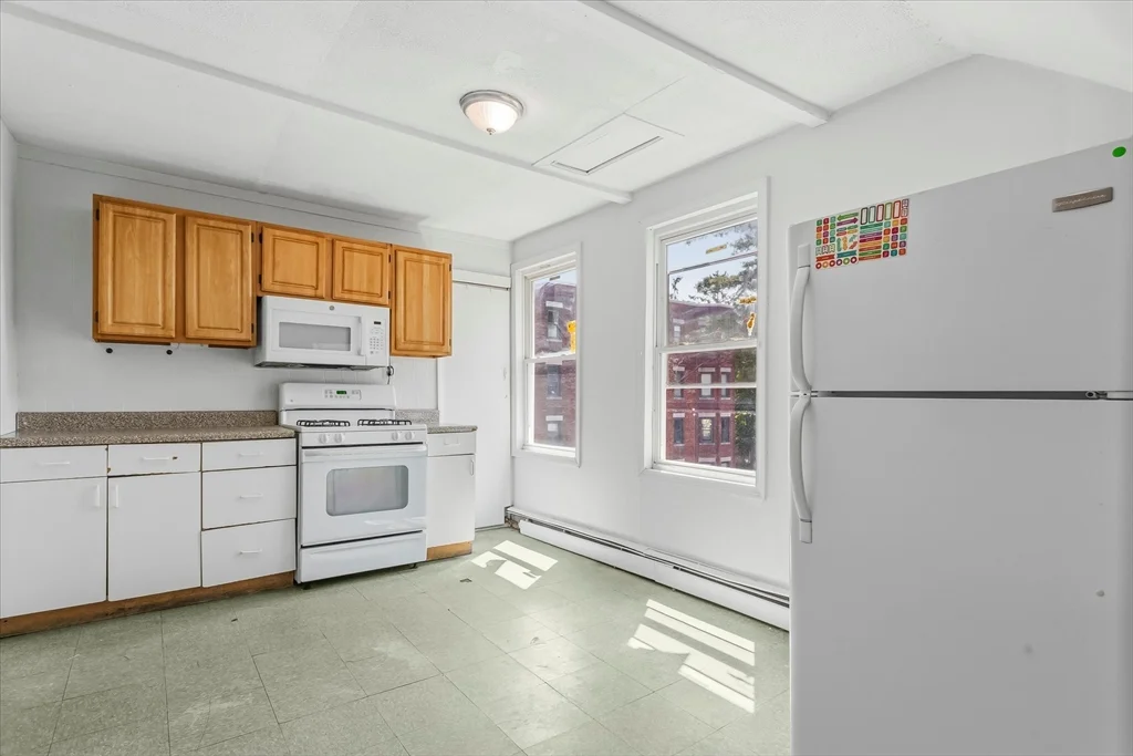 3 bed, 1 bath apartment for rent at 32 Salem St Unit 3, Salem — photo 4 of 18