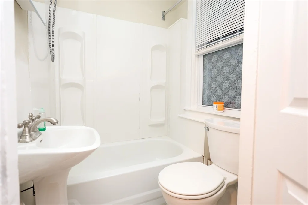 3 bed, 1 bath apartment for rent at 32 Sheppard Ave Unit 32, Braintree — photo 9 of 13