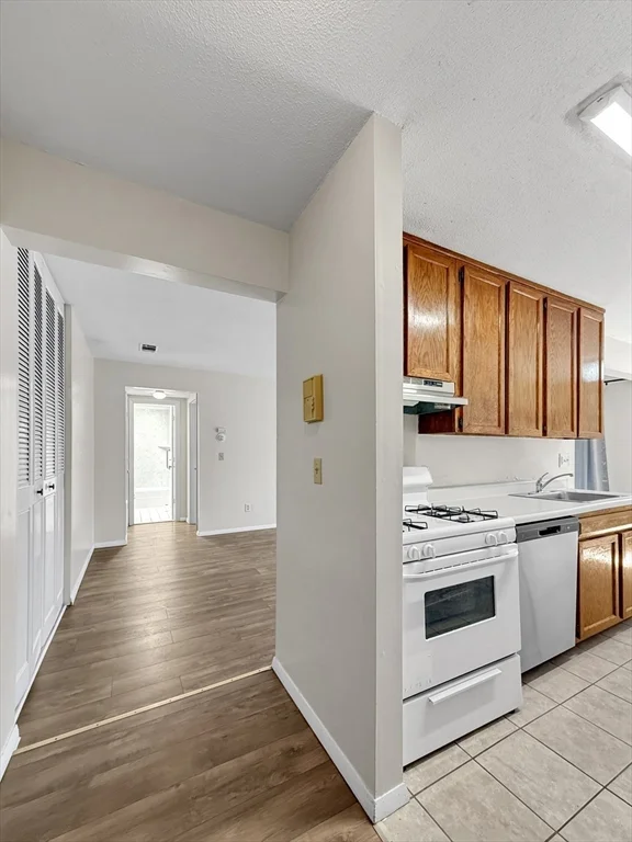 1 bed, 1 bath apartment for rent at 32 Shrewsbury Green Dr Unit F, Shrewsbury — photo 2 of 17