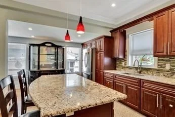 7 bed, 3 bath apartment for rent at 32 Sumner St Unit 2, Dorchester — photo 2 of 9
