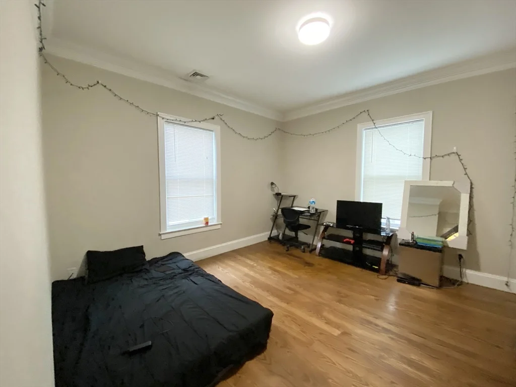 7 bed, 3 bath apartment for rent at 32 Sumner St Unit 2, Dorchester — photo 8 of 9