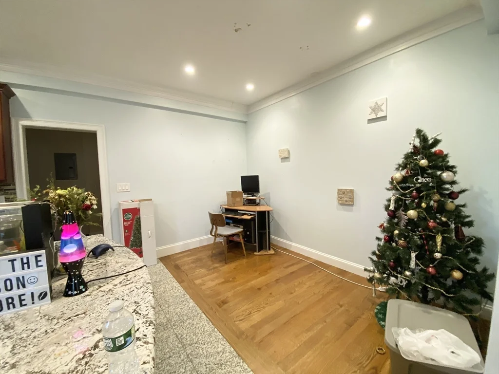 7 bed, 3 bath apartment for rent at 32 Sumner St Unit 2, Dorchester — photo 5 of 9