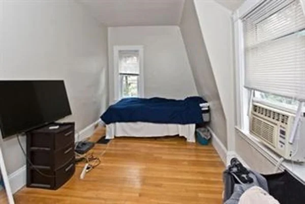 4 bed, 1 bath apartment for rent at 32 Touro Ave Unit 1, Tufts University — photo 8 of 12