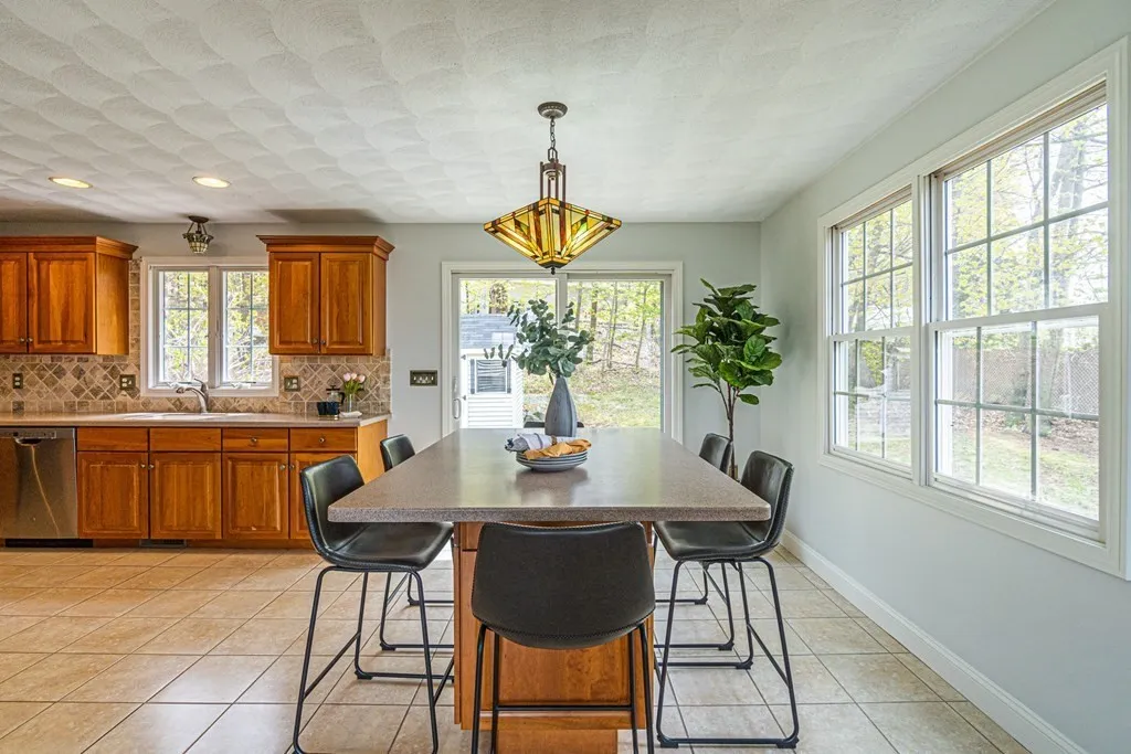 3 bed, 2 bath apartment for rent at 32 Waltham St, Woburn — photo 6 of 25