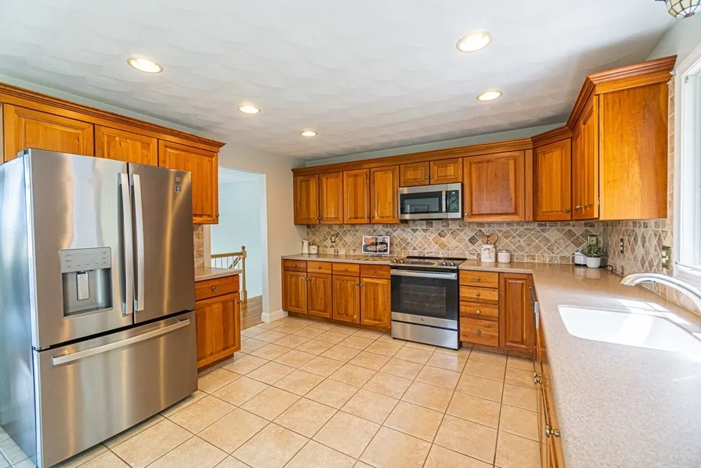 3 bed, 2 bath apartment for rent at 32 Waltham St, Woburn — photo 8 of 25