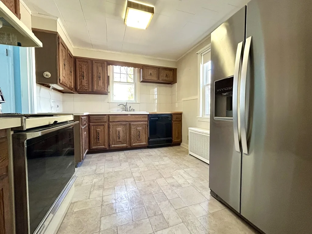 3 bed, 1 bath apartment for rent at 32 Wamsutta Ave, Worcester — photo 8 of 20