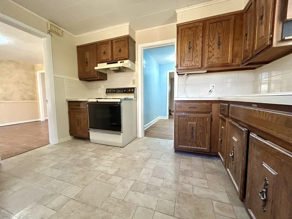 3 bed, 1 bath apartment for rent at 32 Wamsutta Ave, Worcester — photo 9 of 20