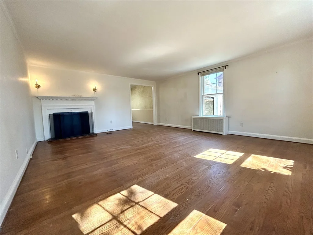 3 bed, 1 bath apartment for rent at 32 Wamsutta Ave, Worcester — photo 4 of 20