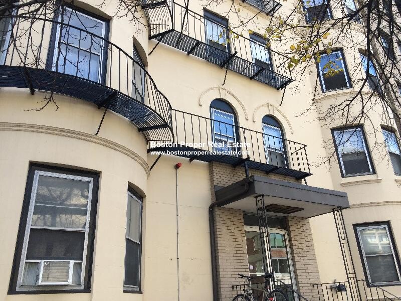 Studio bed, 1 bath apartment for rent at 32 Westland Ave Unit 13, Fenway — photo 8 of 9