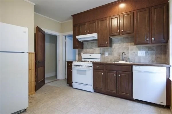 2 bed, 1 bath apartment for rent at 32 Westmount Ave Unit 1, West Roxbury — photo 8 of 15